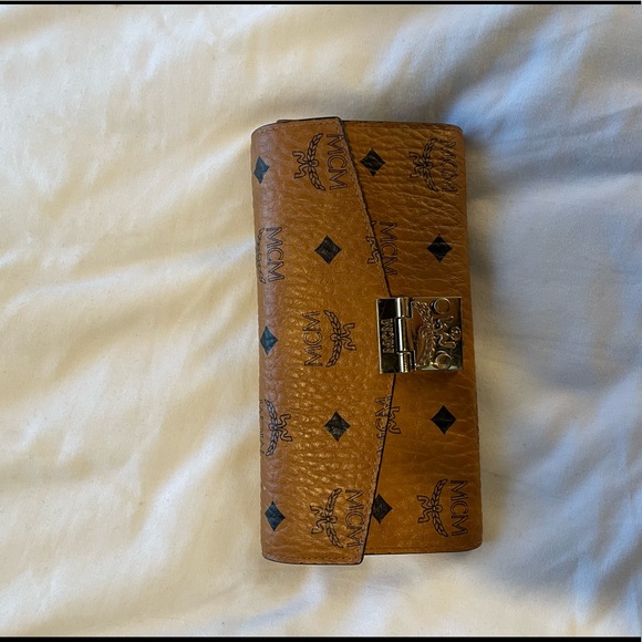 Small MCM wallet on chain in visetos - Picture 2 of 2